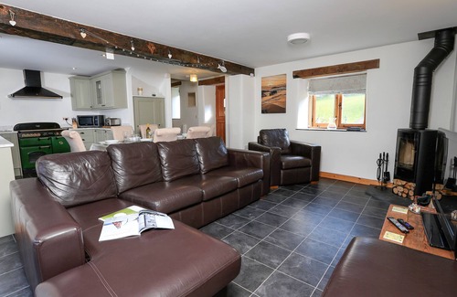 Chillington Cottage | COWSLIP COTTAGE, pet friendly, with a garden in Frogmore