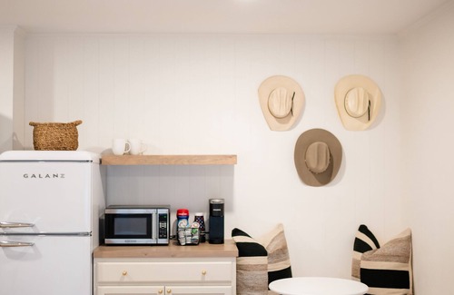 Fort Worth House | Cowtown Casita - Private guesthouse in Fort Worth - Walking distance to TCU!