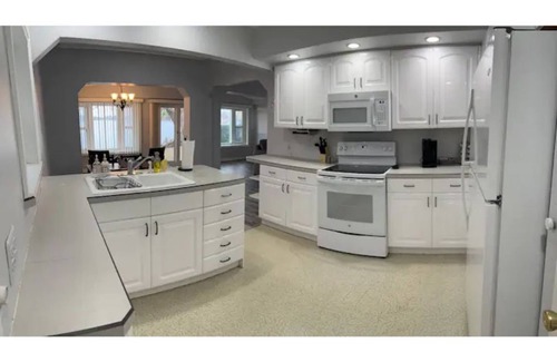 White Lake Cottage | Cozy 3 bedroom fully furnished lake view house!