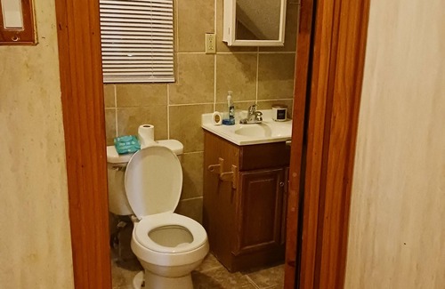 New Britain House | cozy 1 bedroom 3rd floor nice quiet and conveniently located next to everything.