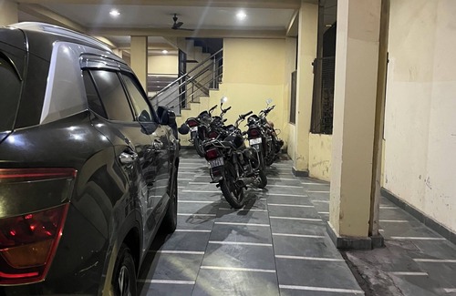 Faridabad Apartment | Cozy 1-bedroom apartment in fantastic Faridabad with WiFi, AC and work tabel