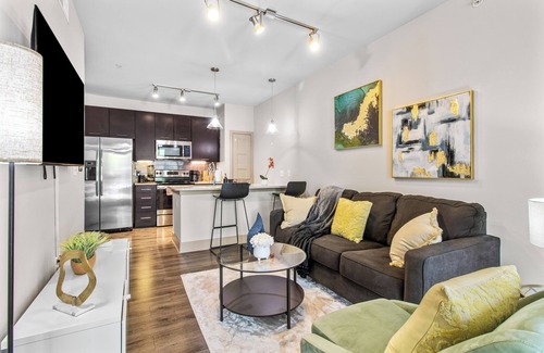 Chestnut Apartment | Cozy 1-bedroom apartment in Austin with Free Wi-Fi, fitness room, Pool, Parking