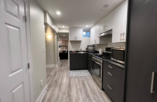 Palmerston - Little Italy House | Cozy 1 bedroom Apt in the Annex. Great Locationn