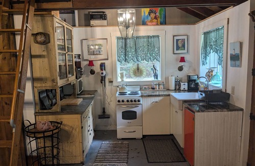 Milford Cabin | Cozy 1-bedroom cabin with AC, WiFi in lovely Milford, PA