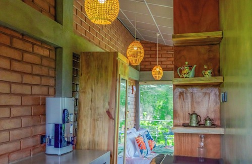 Mawanella Ski Chalet | Cozy 1-bedroom chalet in brilliant Mawanella with WiFi, AC