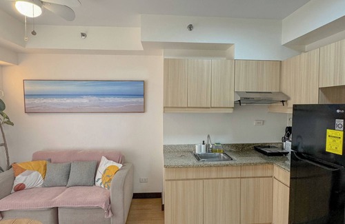 A. Bonifacio Condo | Cozy 1-bedroom condo in wonderful Quezon City with WiFi, AC, Pool view, Netflix