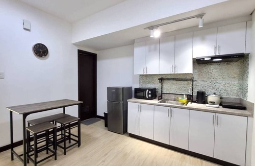 Bangkal Condo | Cozy 1-bedroom condo San Lorenzo Place Makati WiFi 4KM NAIA