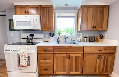 Lincolnville House | Cozy 1 bedroom cottage on Lincolnville Beach