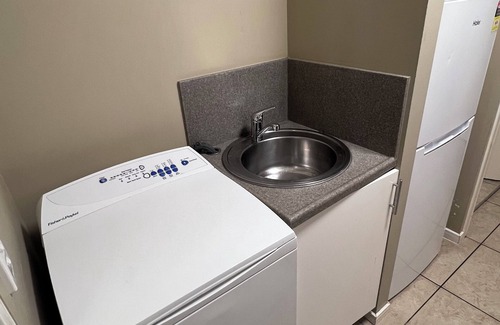 Emerald House | Cozy 1-bedroom fully furnished unit in marvelous Emerald with WiFi, AC, Laundry