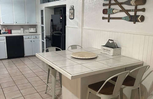 Silver House | Cozy 1-bedroom house in enjoyable Colorado City with AC, WiFi