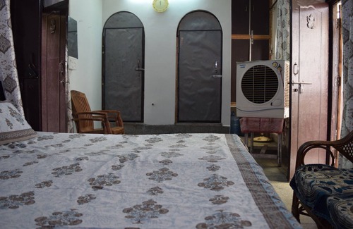 Mathura House | Cozy 1-bedroom house in pleasant Mathura with WiFi
