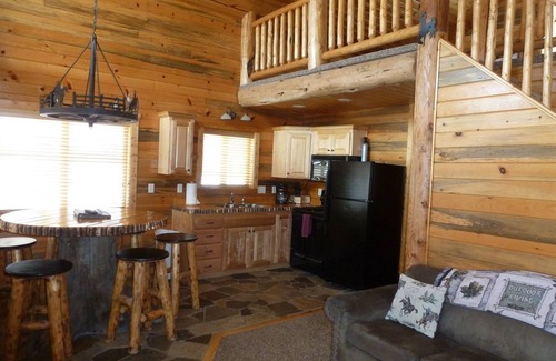Alpine Cabin | Cozy 1-Bedroom Loft Cabin in enchanting Alpine with WiFi, AC