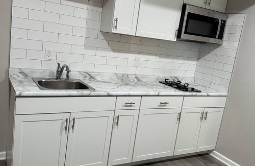 Maxwell Apartment | Cozy 1-BR Basemnt apartment AC, WiFi, Private full bath and Kitchen