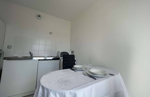 Quartier du Stade Apartment | Cozy 1-BR Retreat, 500m from Beach, Parking Included, Châtelaillon-Plage