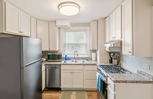Highwood Apartment | Cozy 2 bed Apt- 2 train stops to the Naval Base!