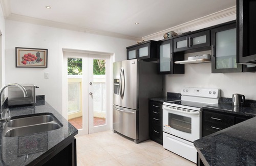 Folkestone House | Cozy 2-Bed Barbados Vacation Rental Near Limegrove – Walk to Beach & Restaurants