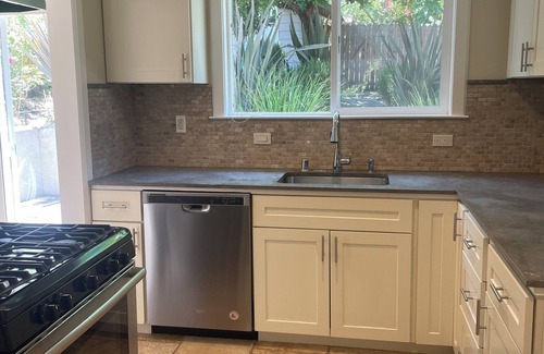 Claremont House | Cozy 2-bedroom 2- bathroom house with beautiful garden/great location!