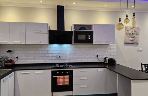Madina Apartment | cozy 2 bedroom apartments 15 mins away from the airport