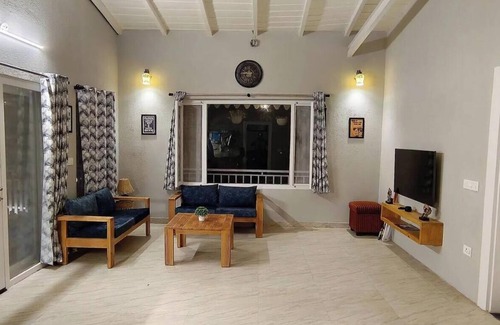 Patparganj Apartment | Cozy 2-bedroom apartment in charming Delhi with WiFi