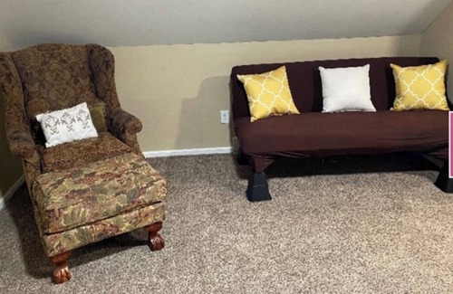 Springfield Apartment | Cozy 2-bedroom apt with WiFi, AC, and cable in Springfield, MA, near all college