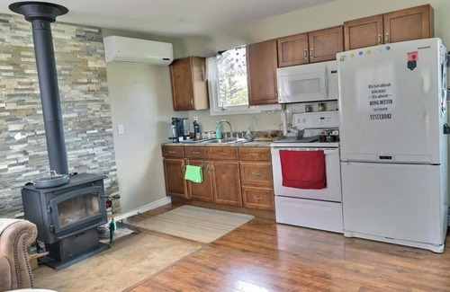 Terra Nova House | Cozy 2-bedroom bungalow in the country but minutes to the highway!
