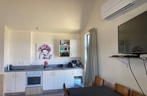 Ranfurly Cottage | Cozy 2 bedroom bungalow w/seperate sleepout. 200m from the railtrail.