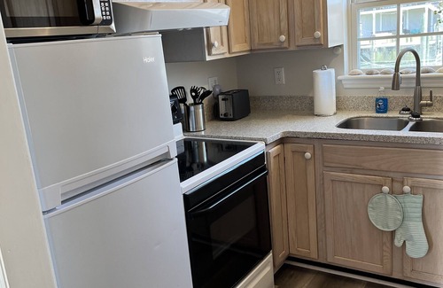Atlantic Beach Cottage | Cozy 2-bedroom cottage near Triple S Marina