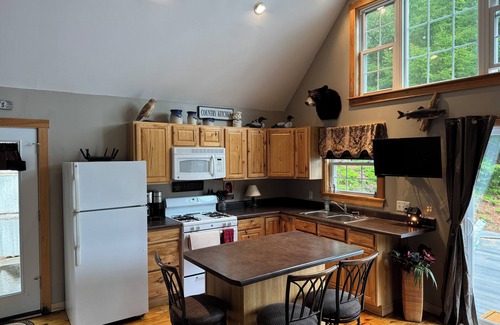 Eddington Cottage | Cozy 2-bedroom cabin in tranquil Clifton with WiFi Sleeps 5+ Kayaks for use