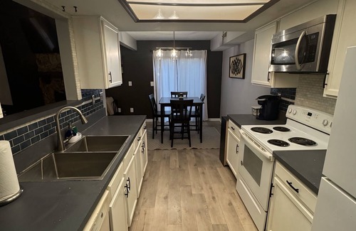 Beavercreek Condo | Cozy 2-bedroom condo with fireplace, WiFi, AC in charming Fairborn