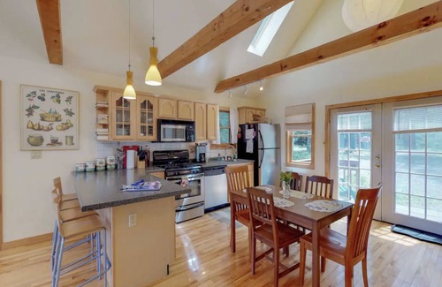 Woodstock Cottage | Cozy 2 bedroom cottage in Woodstock heated pool, mountain views,bbq,swim 🏊♂️ hike