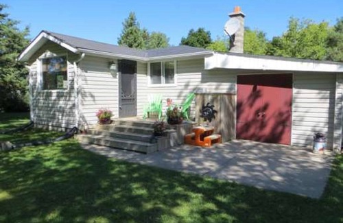 Bluewater Cottage | Cozy 2 Bedroom Cottage Walking Distance to the Beach