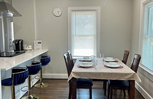 Kessler House | Cozy 2-bedroom duplex in quiet Kessler Park Bishop Arts with WiFi, AC