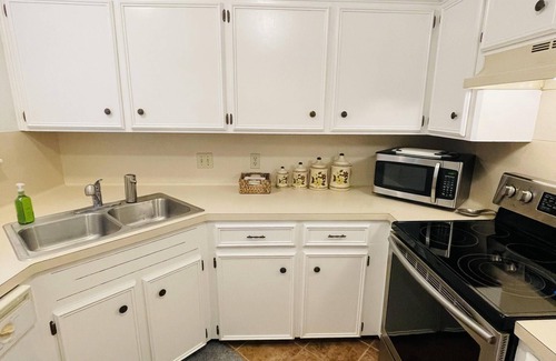 Flour Bluff House | Cozy 2 Bedroom Home near the Coast