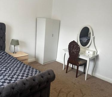 Harehills Apartment | Cozy 2 Bedroom House, sleeps 6