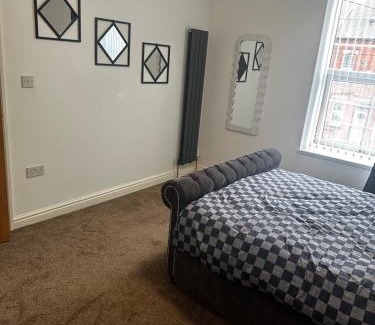 Harehills Apartment | Cozy 2 Bedroom House, sleeps 6