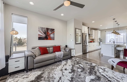 Centennial House | Cozy 2-bedroom house Rooftop Deck WiFi, AC
