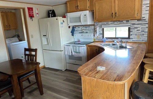 Saint David House | Cozy 2-bedroom mobile home in charming Madawaska with AC, WiFi