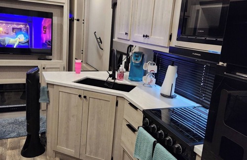 Clear Lake Shores House | Cozy 2-bedroom RV in charming Kemah with WiFi, AC