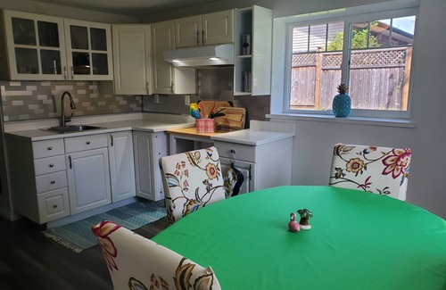 Sidney Apartment | Cozy 2 bedroom suite