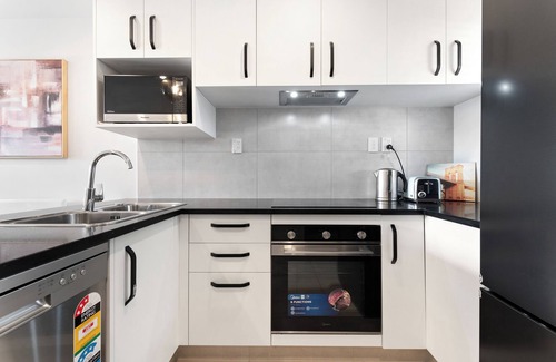 Massey House | Cozy 2-bedroom townhouse in charming west Auckland with WiFi, AC - Free Carpark