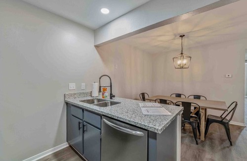 Southwood Valley Apartment | Cozy 2-bedroom apartment with WiFi, AC in central College Station