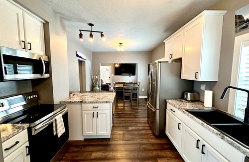 Folsom's Addition House | Cozy, 2-bedroom vacation home- 1 mile to DT: Hot Tub, 86" TV, Golf & Fenced Yard