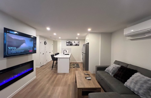 Calgary Apartment | Cozy 2 bedrooms Suite Near Calgary Airport ✈️ | Air conditioning Sleeps 6