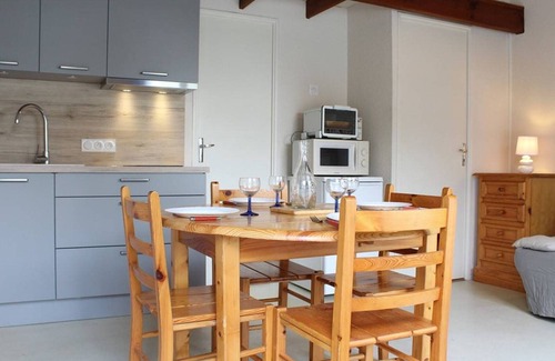 La Remigeasse Apartment | Cozy 2-Room Apt with Balcony, 600m from Beach - Sleeps 4, Free Parking