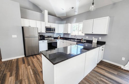 Shady Cove House | Cozy 2B/2B brand new oasis close to everything in Shady Cove!