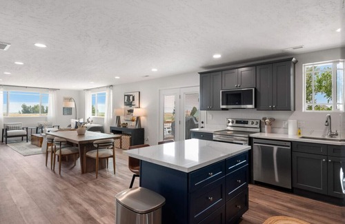 St. Charles Apartment | Cozy 2B/2B condo near Bear Lake
