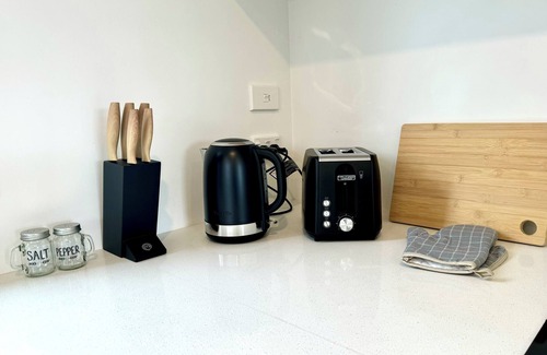 Upper Riccarton House | Cozy 2BDR 2BTR Townhouse Riccarton FREE carpark Fast Wifi