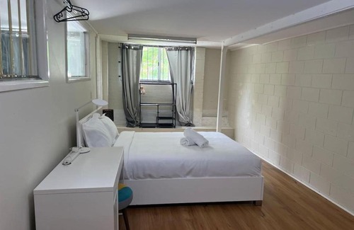 Indooroopilly House | Cozy 2Beds Studio witch Kitchen Laundry near Zoo and Mall