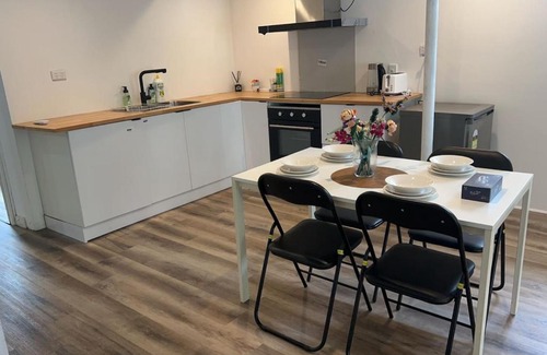 Indooroopilly House | Cozy 2Beds Studio witch Kitchen Laundry near Zoo and Mall