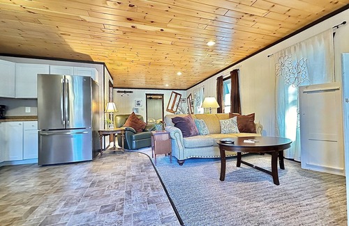 Eagle River Cottage | Cozy 2br Cabin Catfish Lake on Eagle river Chain, modern appliances, sleeps 4